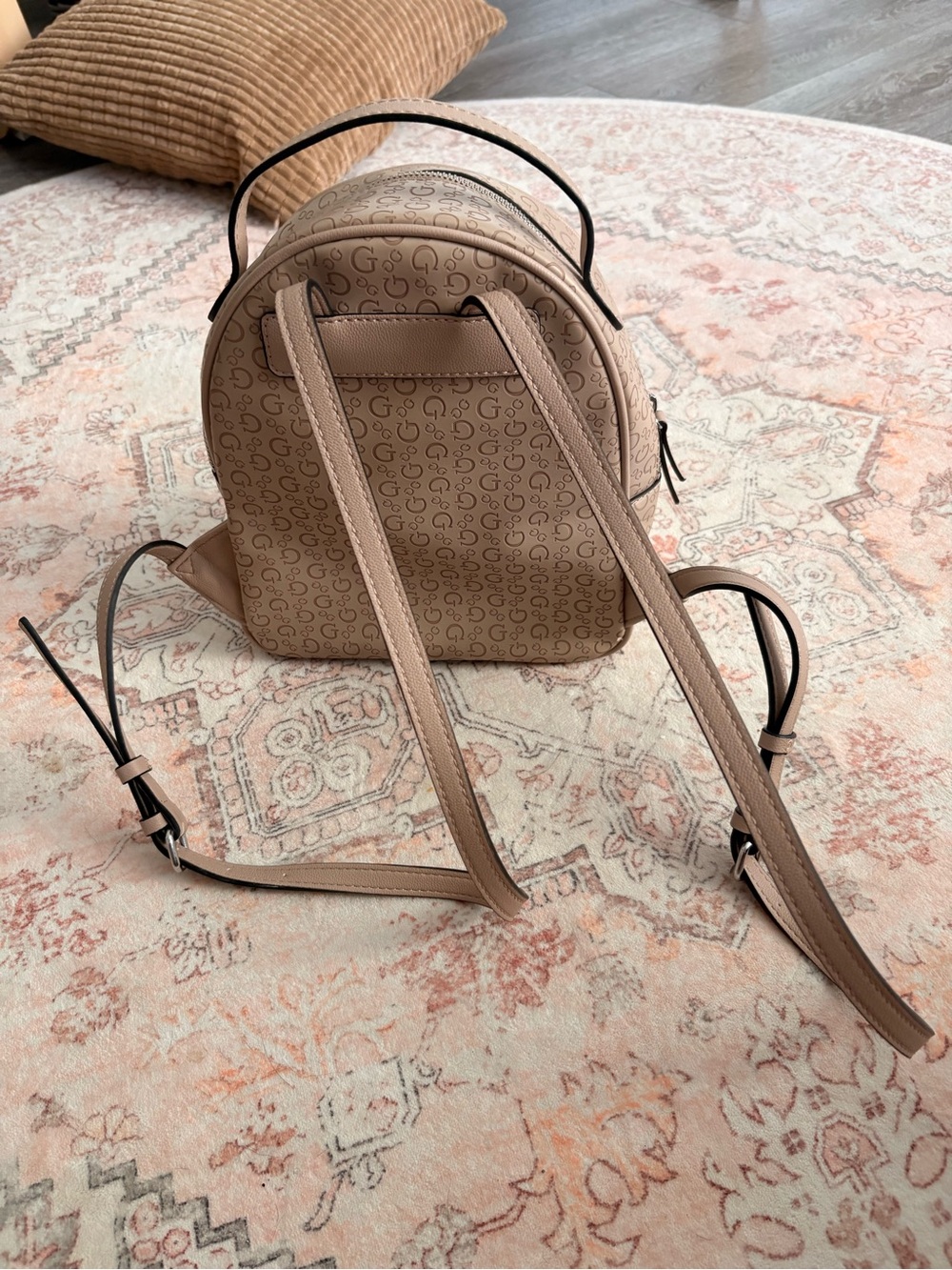 Guess backpack - Picture 3 of 4